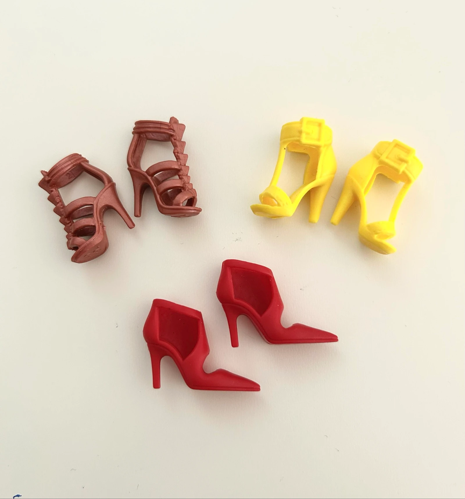 3 pares de zapatos Barbie